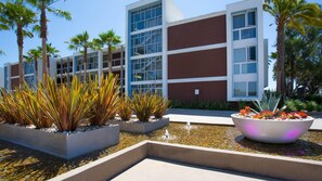 Property grounds - Pool view & oceanfront apartment in enjoyable Marina del Rey free parking (Marina del Rey)