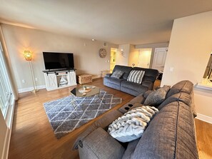 Fireplace, books - Pool view & oceanfront apartment in enjoyable Marina del Rey free parking (Marina del Rey)