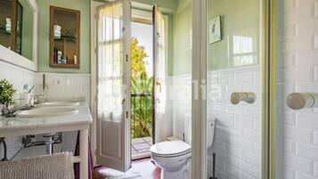 Een douche, een haardroger, handdoeken