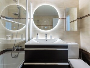 Hair dryer, towels - 2-Br Sea-View Apartment – East Cannes (Cannes)