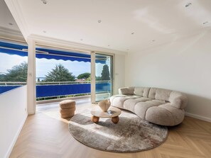 TV - 2-Br Sea-View Apartment – East Cannes (Cannes)