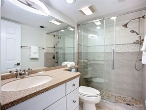 Douche, sèche-cheveux, serviettes fournies, savon