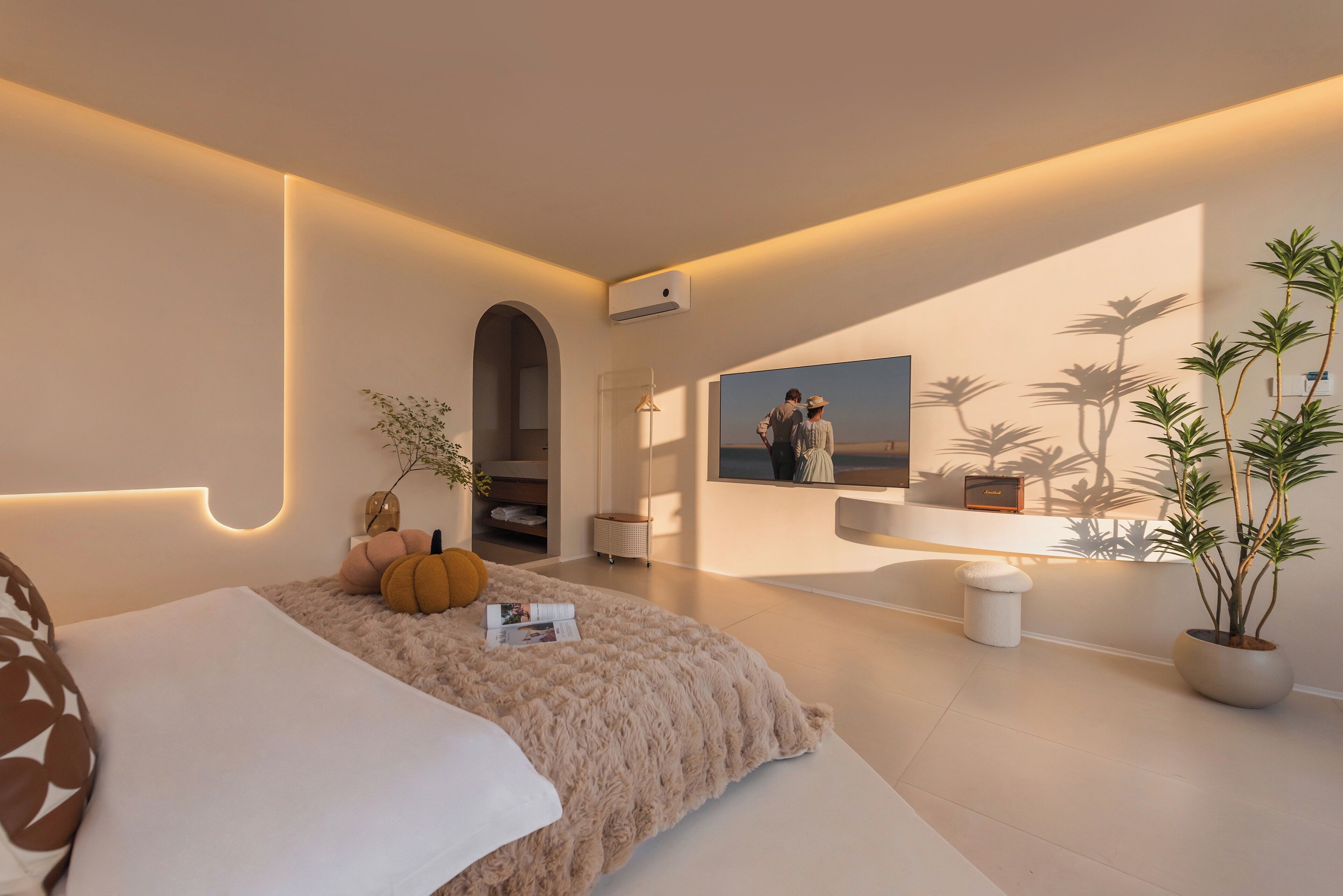 Luxury Double Room, Hill View | Desk, laptop workspace, blackout curtains, iron/ironing board