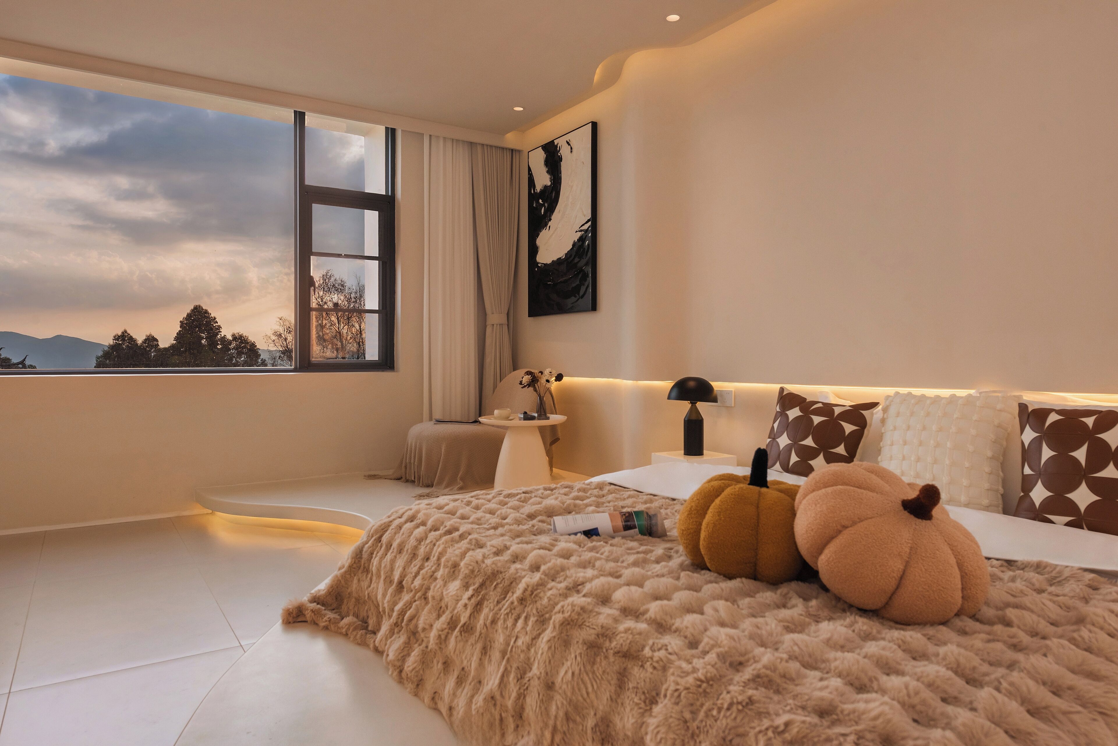 Een moderne slaapkamer met een groot raam, een zacht bed en uitzicht op de bergen.