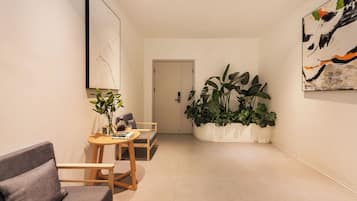 Signature-Zweibettzimmer, Hügelblick | Schreibtisch, laptopgeeigneter Arbeitsplatz, Verdunkelungsvorhänge