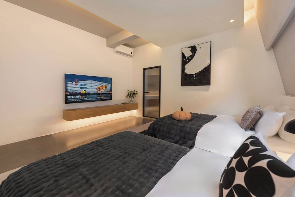 Basic Twin Room, Hill View | Desk, laptop workspace, blackout drapes, iron/ironing board