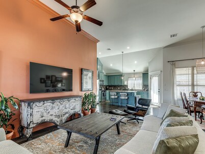 Antique and Modern Charming 3-bedroom home, 7 mins to Paycom & Convention Center