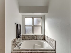 Ducha, toallas, jabón y champú