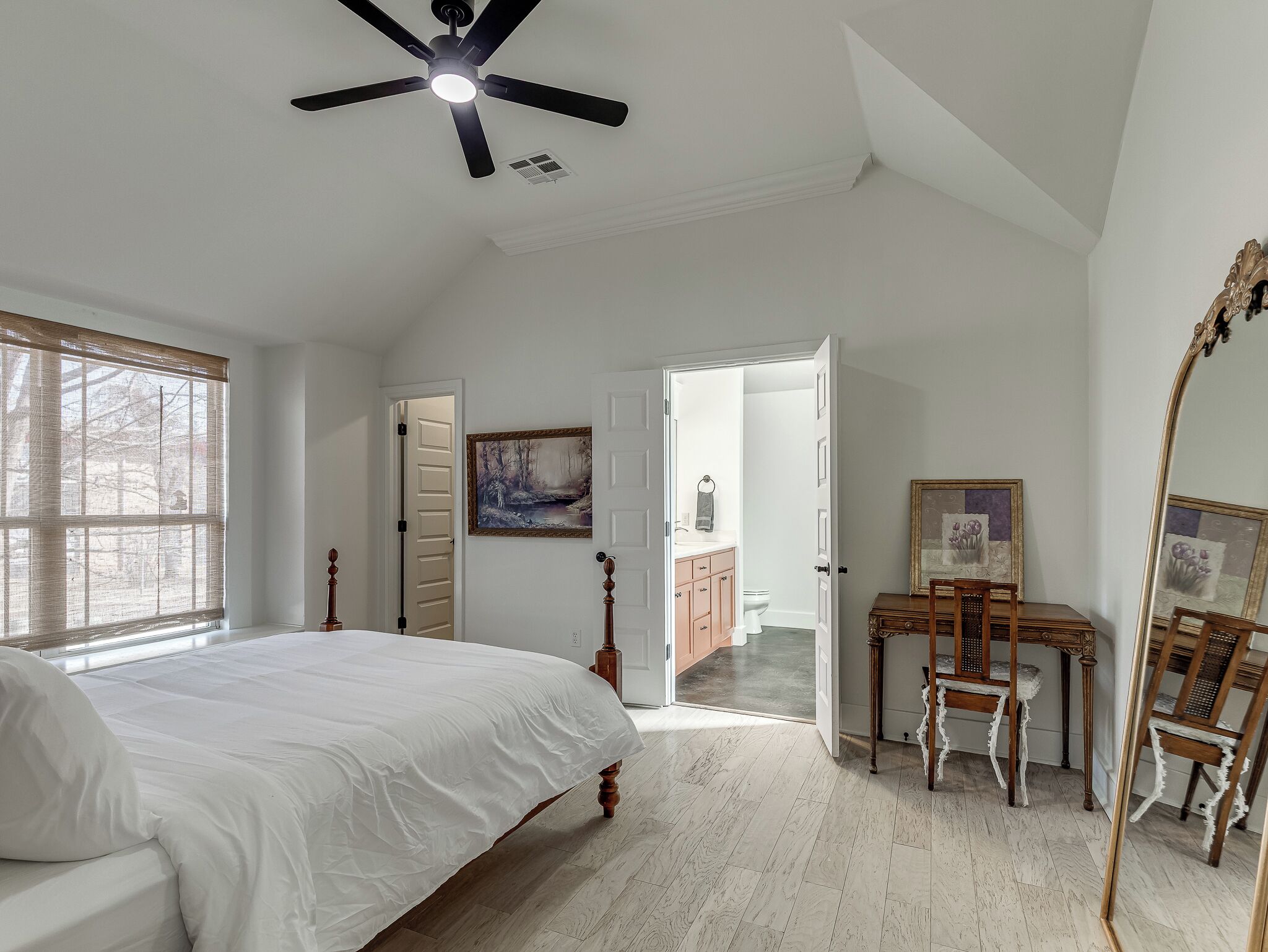 3 bedrooms, desk, iron/ironing board, free WiFi
