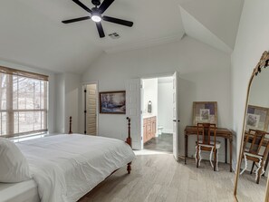 Een bureau, een strijkplank/strijkijzer, gratis wifi, beddengoed