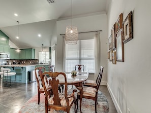 A dining area with a round table, chairs, and a patterned rug. - Antique and Modern Charming 3-bedroom home, 7 mins to Paycom & Convention Center (Oklahoma City)