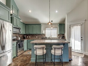 Frigorífico, microondas, horno y placa de cocina