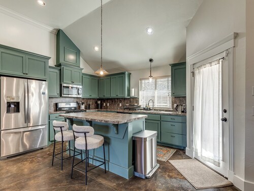 Antique and Modern Charming 3-bedroom home near Paycom & Convention Center