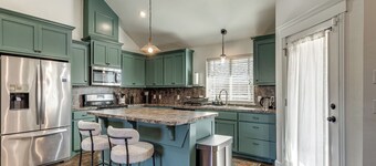 Antique and Modern Charming 3-bedroom home near Paycom & Convention Center