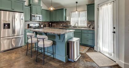 Antique and Modern Charming 3-bedroom home, 7 mins to Paycom & Convention Center