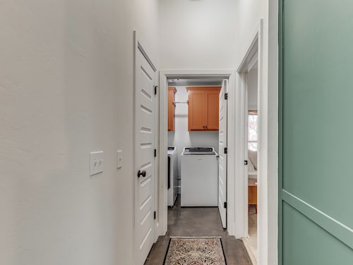 Antique and Modern Charming 3-bedroom home, 7 mins to Paycom & Convention Center