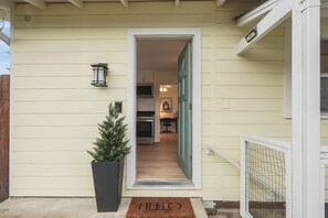 Exterior detail - Serene 1-bedroom house close to charming downtown Lodi (Lodi)