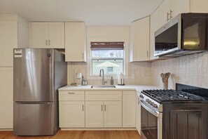 Private kitchen - Serene 1-bedroom house close to charming downtown Lodi (Lodi)