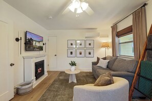 Living area - Serene 1-bedroom house close to charming downtown Lodi (Lodi)