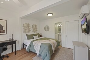 1 bedroom, iron/ironing board, WiFi, bed sheets - Serene 1-bedroom house close to charming downtown Lodi (Lodi)