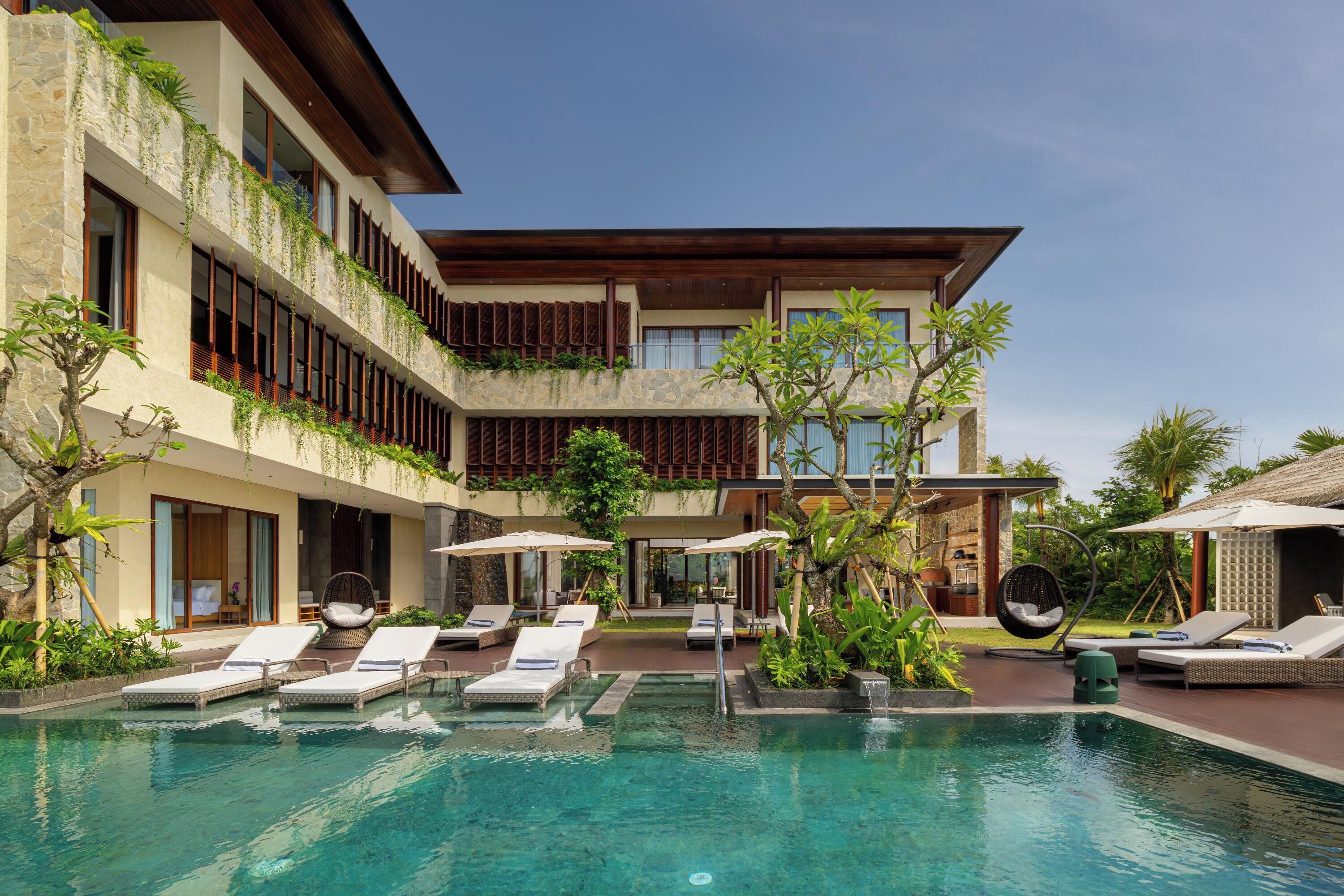 Kolam renang outdoor, dengan payung kolam renang dan kursi berjemur