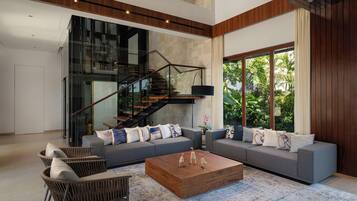 Biệt thự Cao cấp, 5 phòng ngủ, hồ bơi riêng, quang cảnh vườn | Khu phòng khách | TV 32-inch có truyền hình kỹ thuật số, Netflix, dịch vụ stream