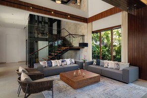 Biệt thự Cao cấp, 5 phòng ngủ, hồ bơi riêng, quang cảnh vườn | Khu phòng khách | TV 32-inch có truyền hình kỹ thuật số, Netflix, dịch vụ stream 