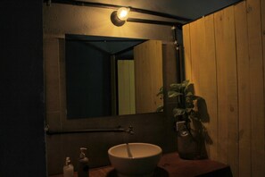 Douche, serviettes fournies, papier toilette