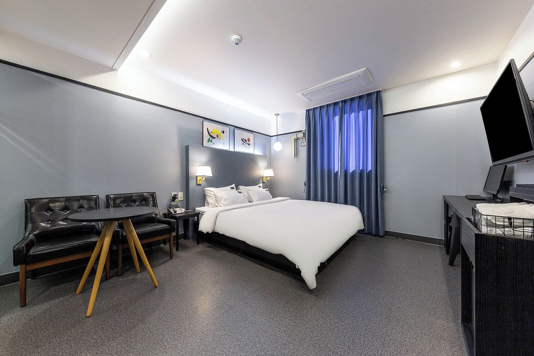 Standard-Doppelzimmer | Schreibtisch, laptopgeeigneter Arbeitsplatz, Verdunkelungsvorhänge