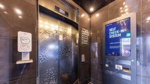 An elevator with a self-check-in system and a floor guide sign. - Brown Dot Hotel Jinjuseong (Jinju)