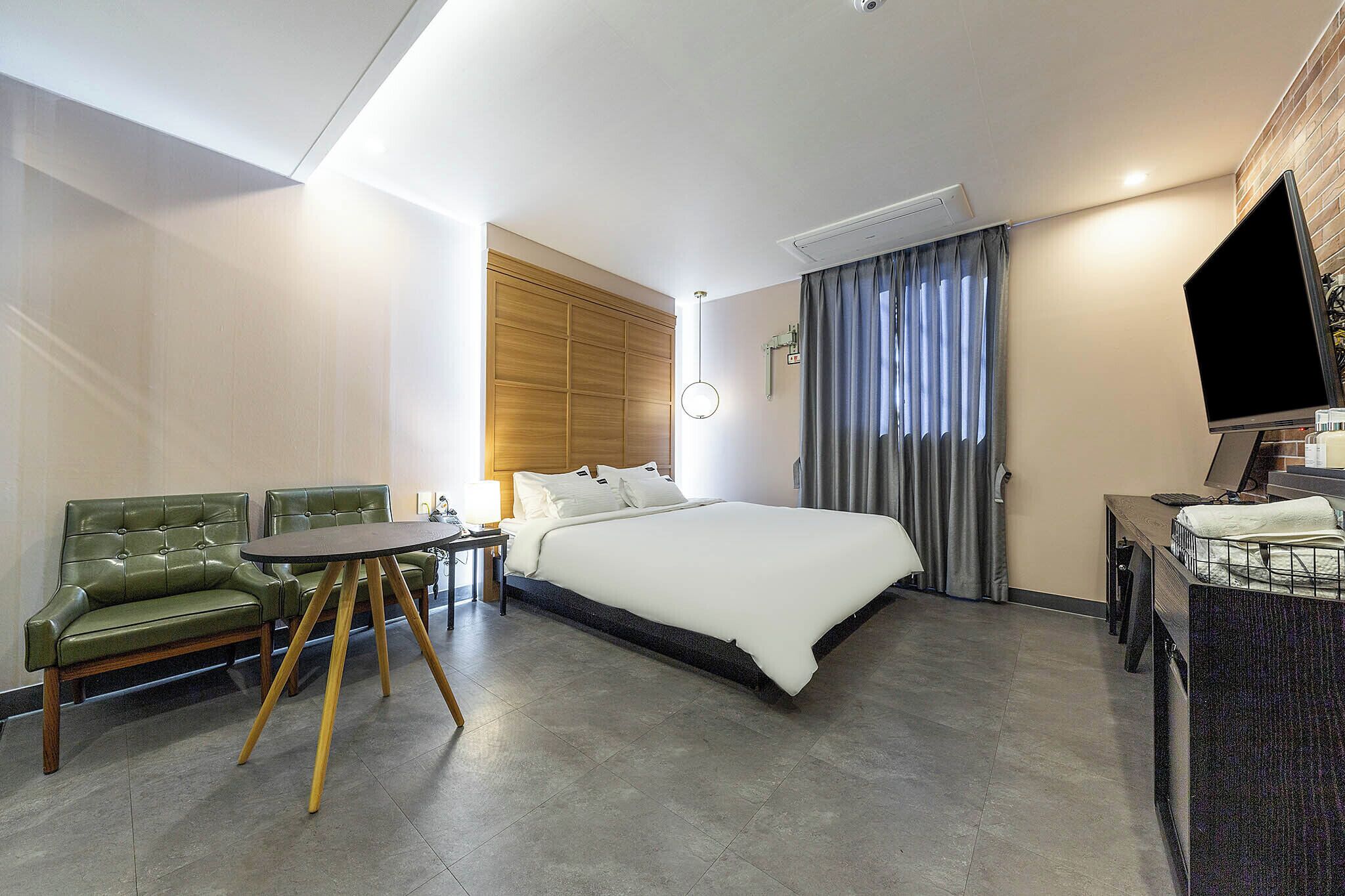 Standaard tweepersoonskamer | Een bureau, een laptopwerkplek, verduisterende gordijnen, gratis wifi