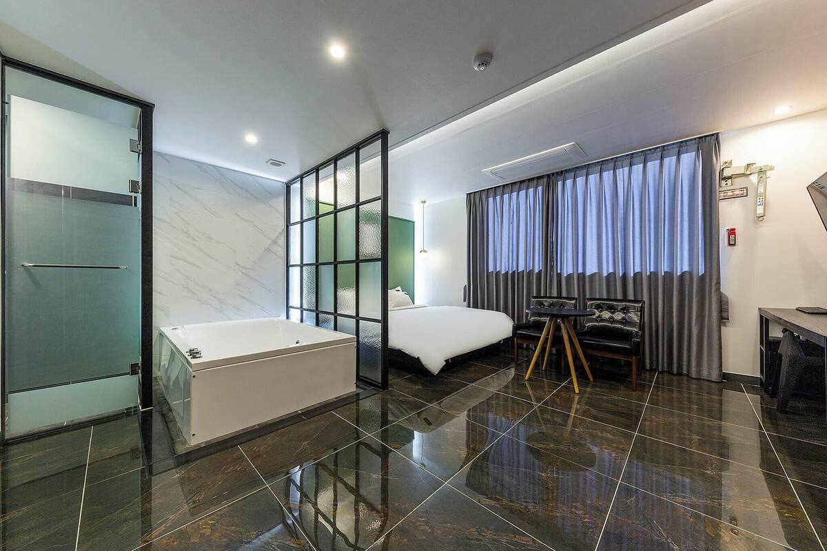 Suite, pemandangan kota | Meja kerja, ruang kerja ramah laptop, dan tirai kedap cahaya