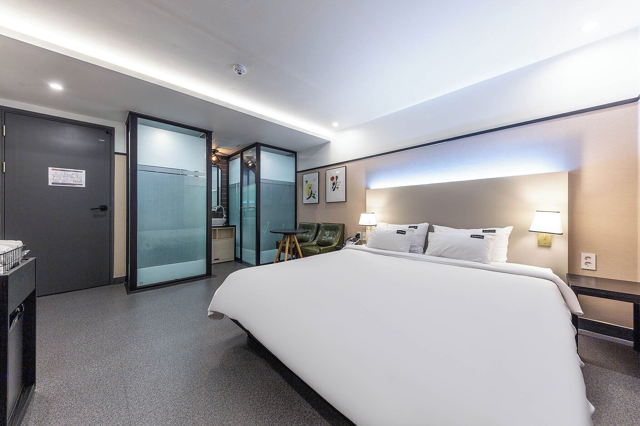 Kahden hengen standard-huone | Työpöytä, kannettavalle tietokoneelle sopiva työtila, pimennysverhot