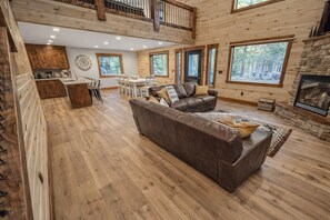 Living area - Lasting Pines Lodge+AC+WIFI+HotTub+Sauna+20MinstoYNP (Island Park)