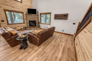 Living area - Lasting Pines Lodge+AC+WIFI+HotTub+Sauna+20MinstoYNP (Island Park)