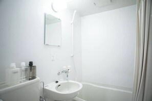 Hair dryer, towels, soap, toilet paper - Cozy Modern Apartment | Walk to Tanimachi & Easy Access to Namba & Osaka Castle (Osaka-cty,Tennoujiku,Shimizudani-chou)