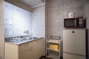 Fridge, microwave, stovetop, electric kettle - Cozy Modern Apartment | Walk to Tanimachi & Easy Access to Namba & Osaka Castle (Osaka-cty,Tennoujiku,Shimizudani-chou)