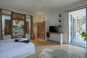 4 bedrooms, in-room safe, travel cot, free WiFi - Stunning 4bdrs villa with rice field views (Kuta Utara)