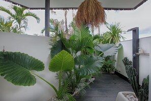 Property grounds - Stunning 4bdrs villa with rice field views (Kuta Utara)