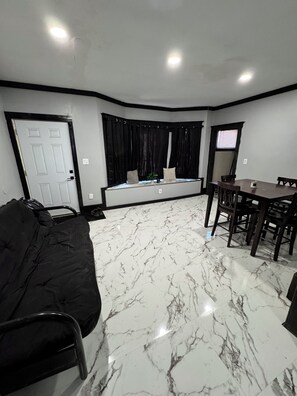 Interior - Modern Detroit Home, 98” Theater TV, 6 Min to Henry Ford Hospital, King Bed (Detroit)