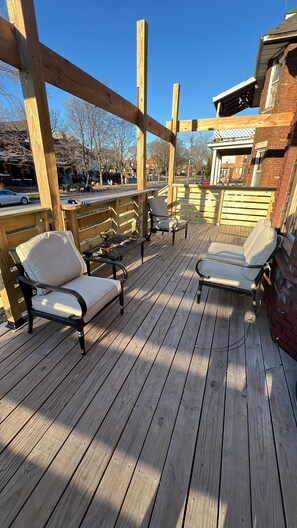 Terrace/patio - Modern Detroit Home, 98” Theater TV, 6 Min to Henry Ford Hospital, King Bed (Detroit)