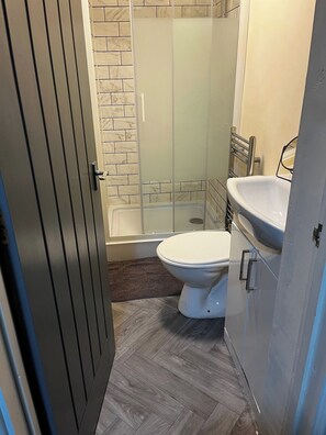 Shower, hair dryer, towels - Derby house - perfect for contractors/groups (Derby)
