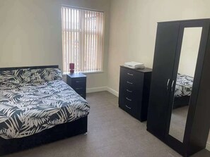 1 bedroom, iron/ironing board, WiFi, bed sheets - 1-Bed Apt, Sleeps 4, Old Trafford Nearby (Manchester)