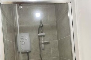 Shower, hair dryer, towels - 1-Bed Apt, Sleeps 4, Old Trafford Nearby (Manchester)