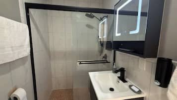 Dusche, Haartrockner, Handtücher, Shampoo