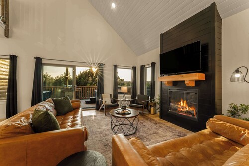 Fire Pit! Hot Tub! Stunning Views! Two Fireplaces!