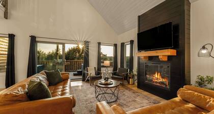 Fire Pit! Hot Tub! Stunning Views! Two Fireplaces!