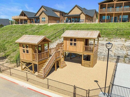 Fire Pit! Hot Tub! Stunning Views! Two Fireplaces!