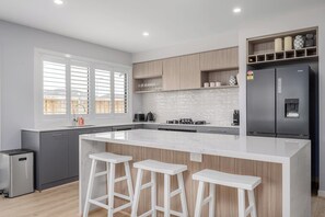 Microwave, oven, stovetop, coffee/tea maker - Bella Brand New Modern Stylish 4BR Home (Clyde)
