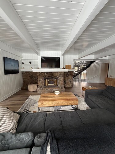 Modern Mountain Estate l 5BR_2.5BA l Bonus Great Room l 3 Car Garage l Sleeps 12